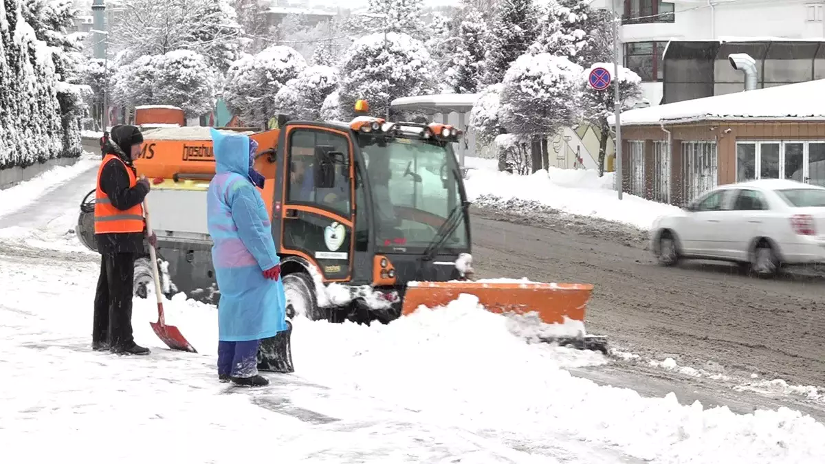 Снегопад в Алматы: коммунальщики продолжают очищать улицы мегаполиса