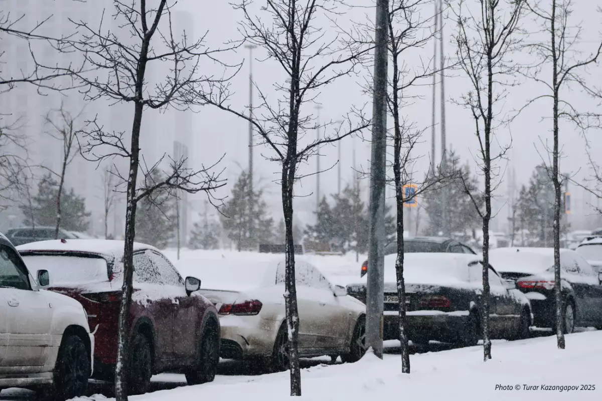 13-часовой снегопад парализовал движение в Алматы