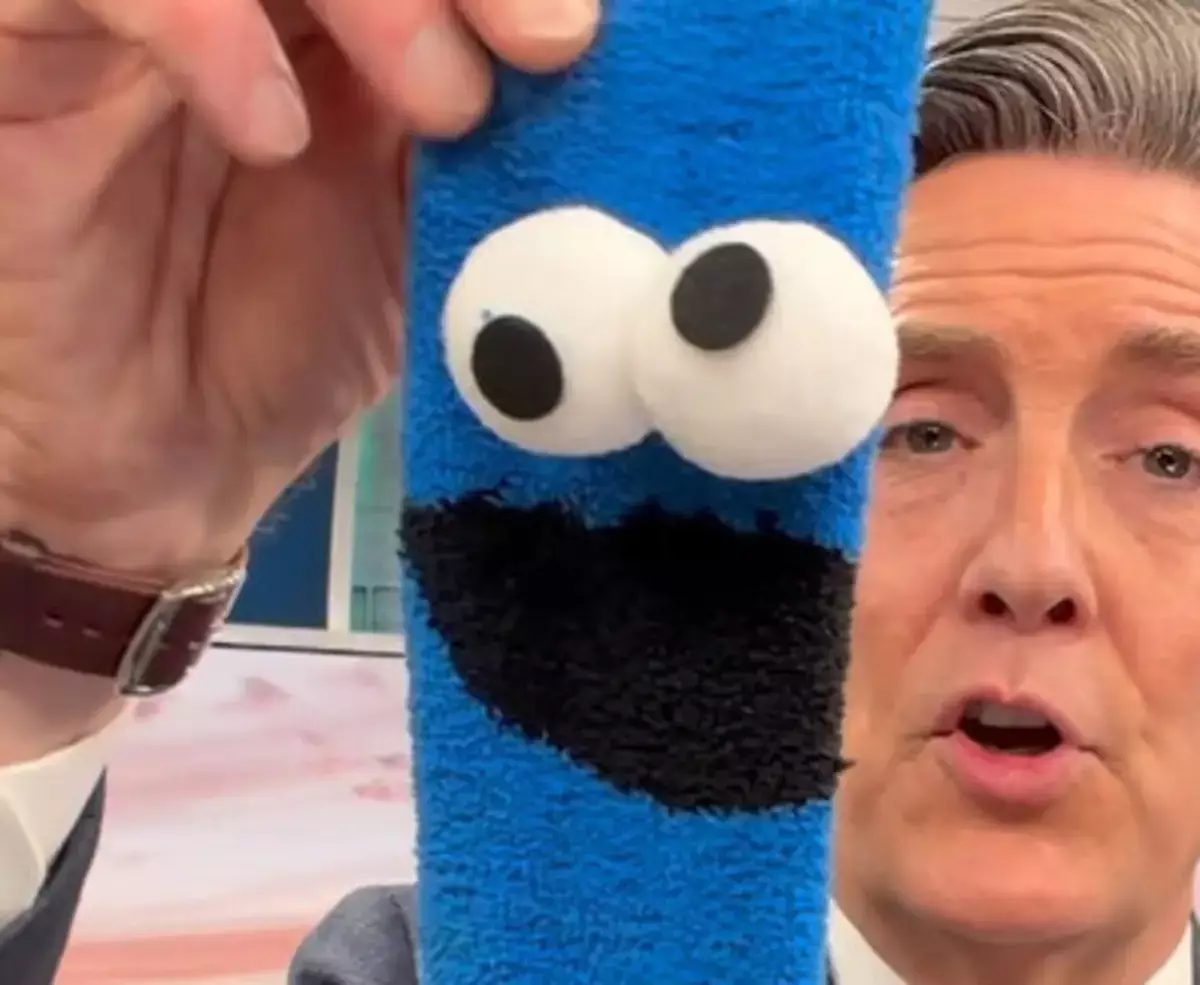 Ведущий новостей собрал крупнейшую в мире коллекцию носков - новости на Lada.kz 16.01.2026