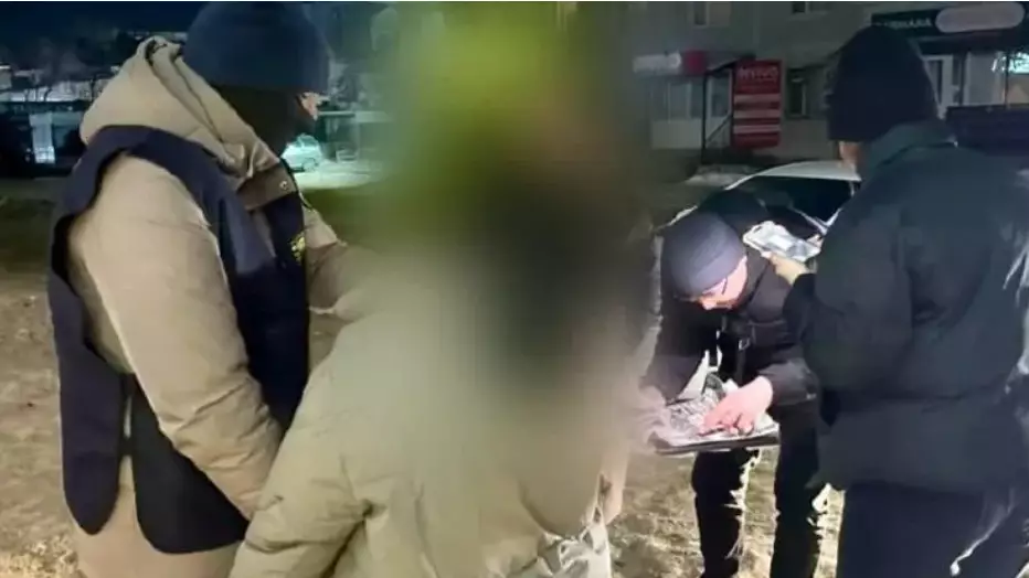 Ақтөбеде ер адамнан ақша бопсалаған күдікті келіншек ұсталды