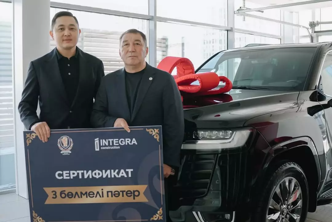 Экс-наставнику сборной по боксу Кайрату Сатжанову вручили ключи от квартиры и авто