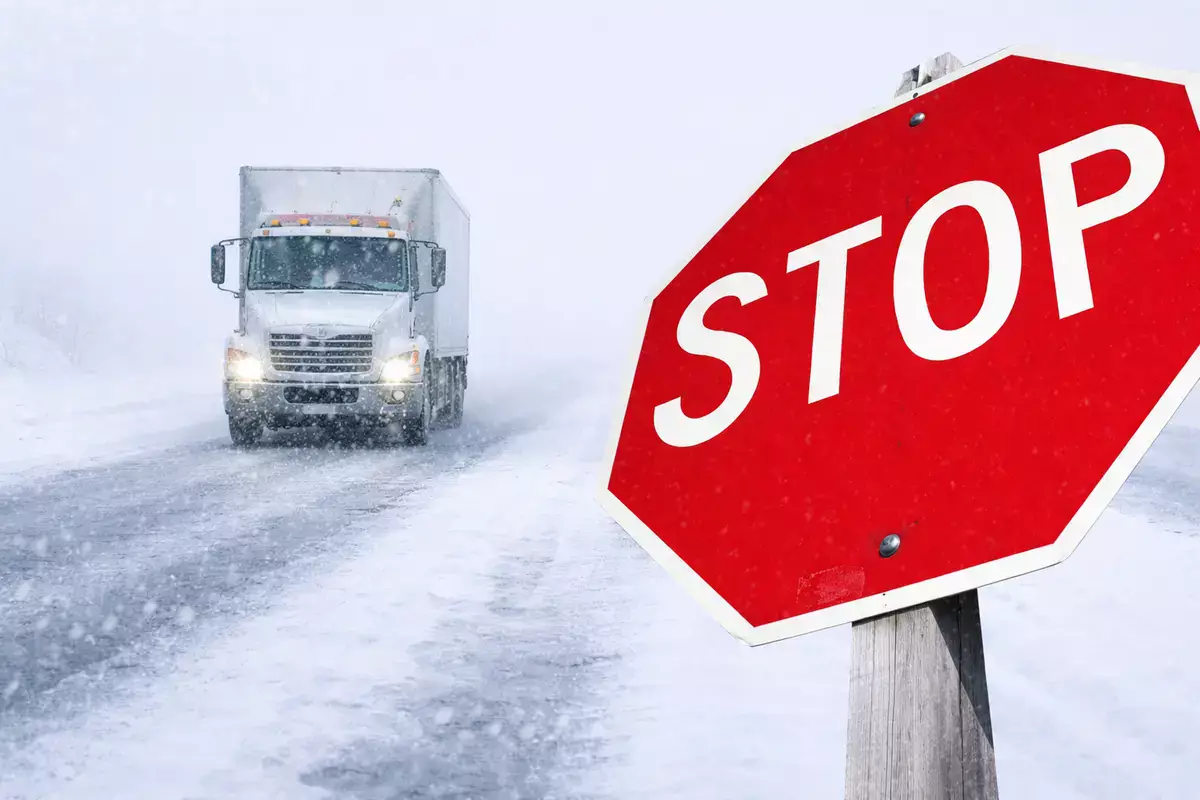 Опасный гололёд: в Мангистау закрыли проезд на нескольких трассах - новости на Lada.kz 16.01.2026