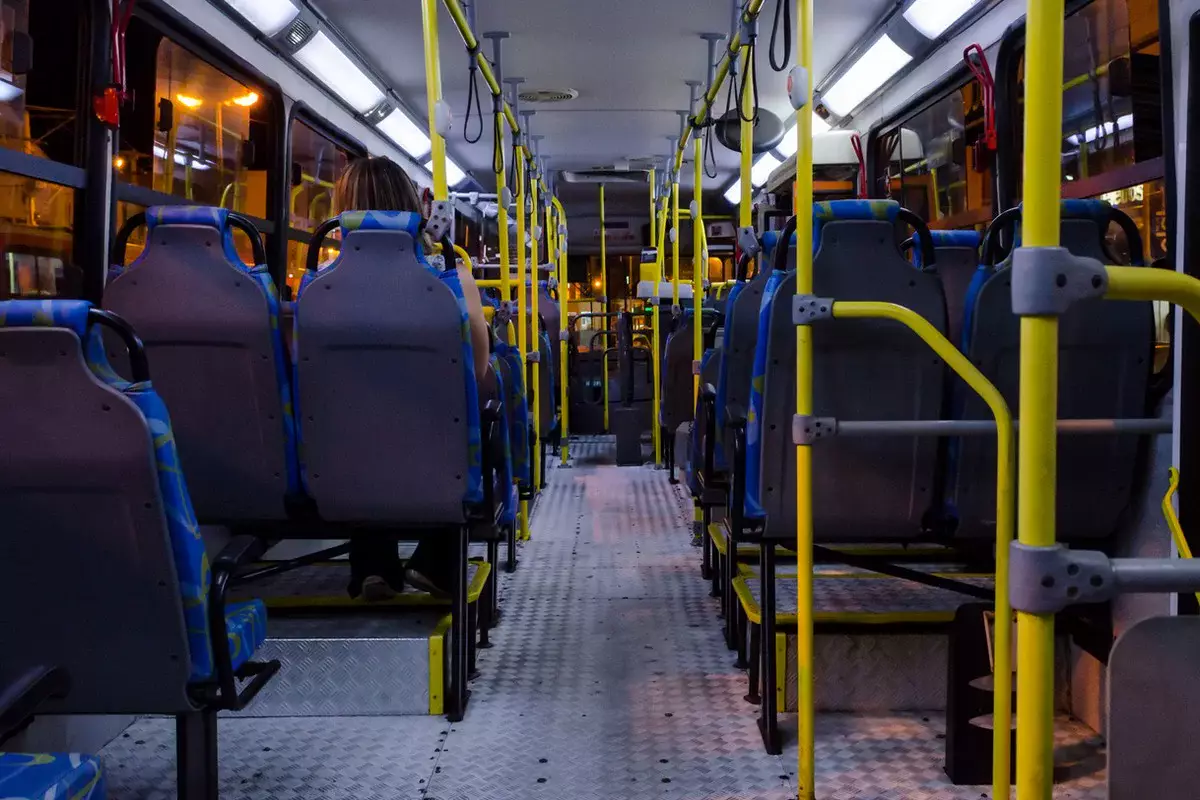 Девушки подрались из-за места в салоне автобуса в Атырау (ВИДЕО)