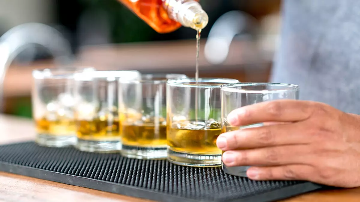 Бармены раскрывают, что они на самом деле пьют после работы: «По-настоящему отличный шот».