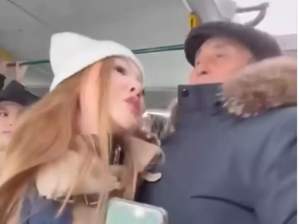 Автобуста жолаушы әйел орын бермегені қыздың шашын жұлып, балағаттаған