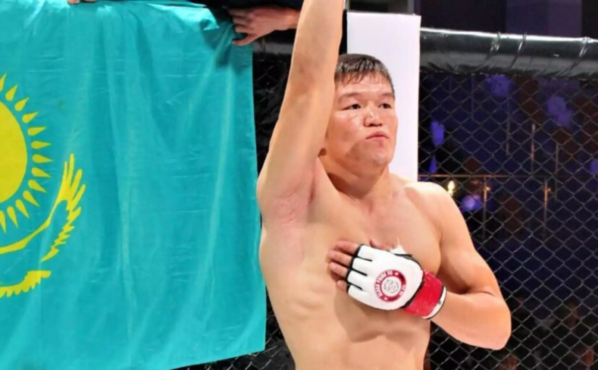 Казахстанец проиграл экс-чемпиону лиги Хабиба судейским вердиктом