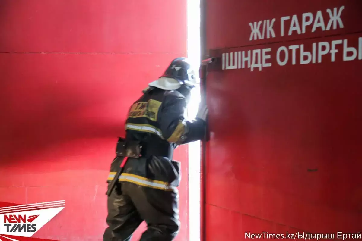 В Астане загорелся балкон на 10-м этаже жилого дома