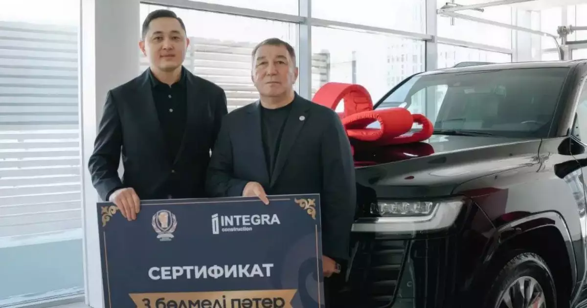  Сүйінші, ағайын! Қайрат Сәтжановқа үш бөлмелі пәтер мен Toyota Land Cruiser 300 көлігі табысталды (ФОТО) 