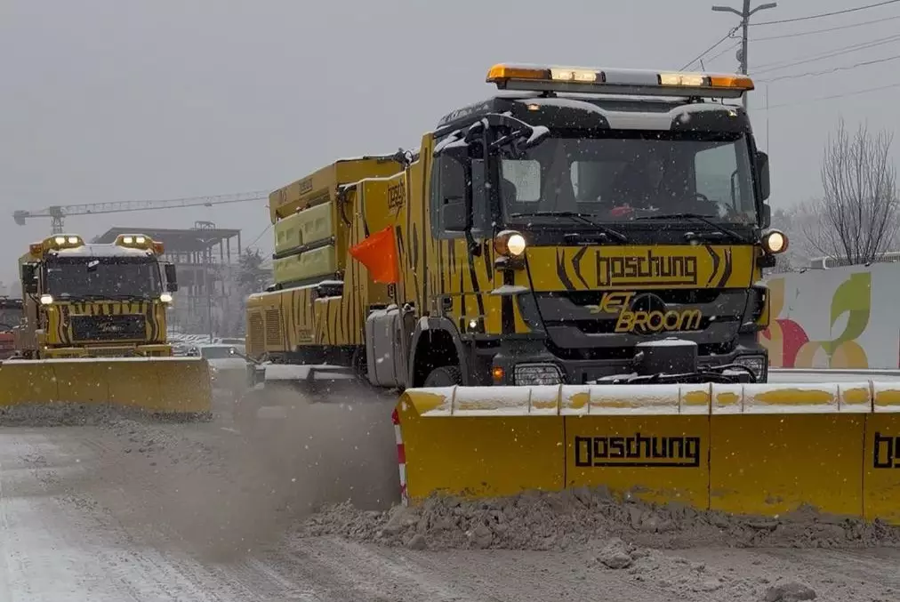 Снегопад парализовал Алматы: горожане часами добирались домой на фоне 10-балльных пробок