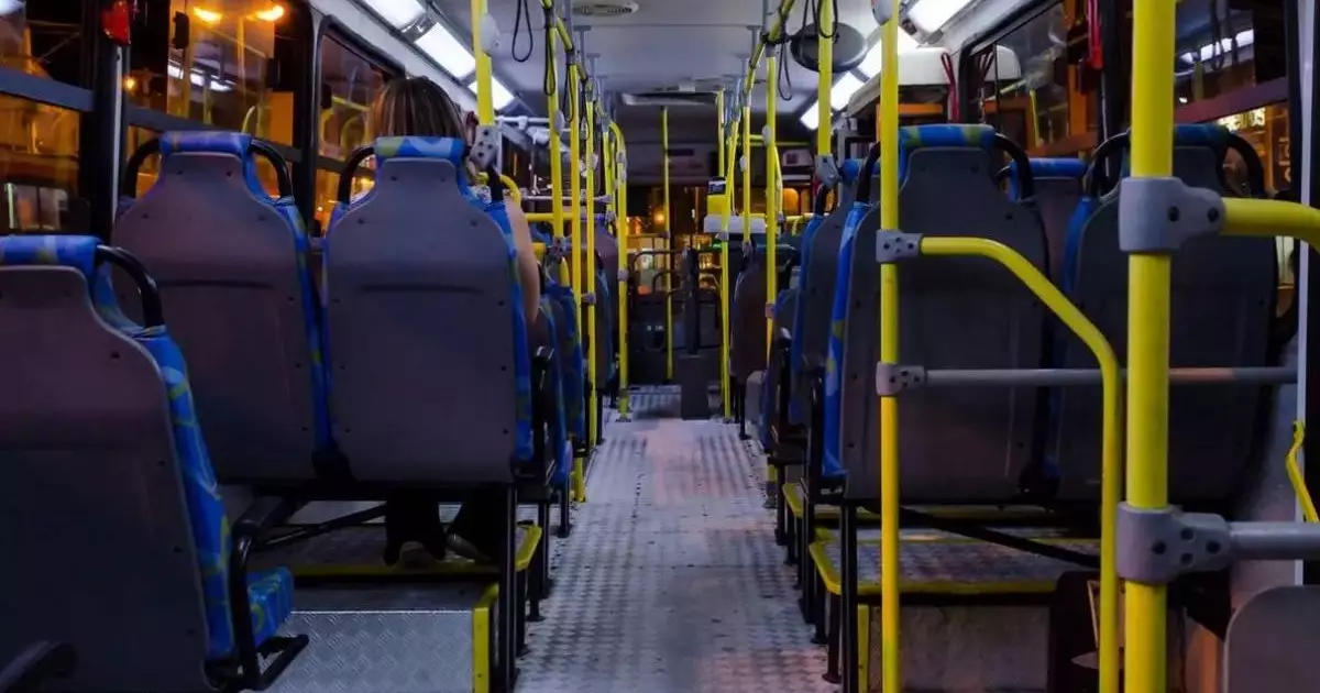  Атырауда автобус ішінде орынға таласқан қыздар төбелесіп қалды 