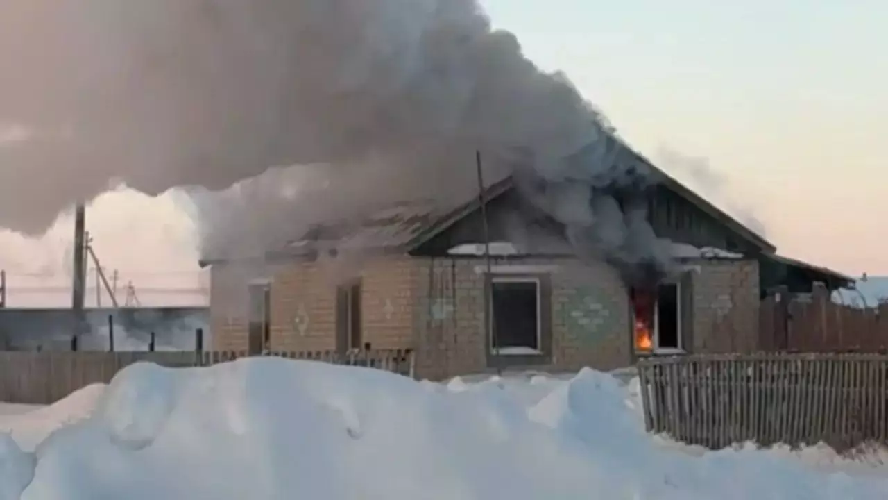 «Бекет қағаз жүзінде ғана бар»: СҚО-да тұрғынның үйі өртеніп кетті