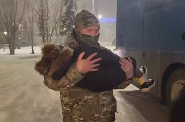 17 детей и 64 взрослых из Таджикистана эвакуировали из автобуса в Кокшетау