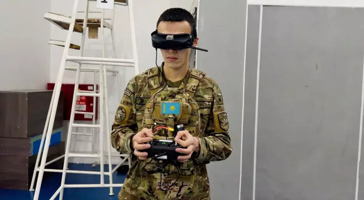 Казахстанские курсанты осваивают управление военными беспилотниками