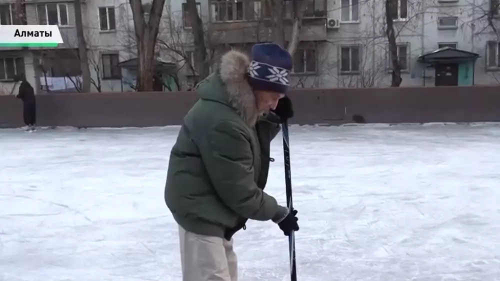 Житель Алматы больше 40 лет заливает каток во дворе многоэтажки