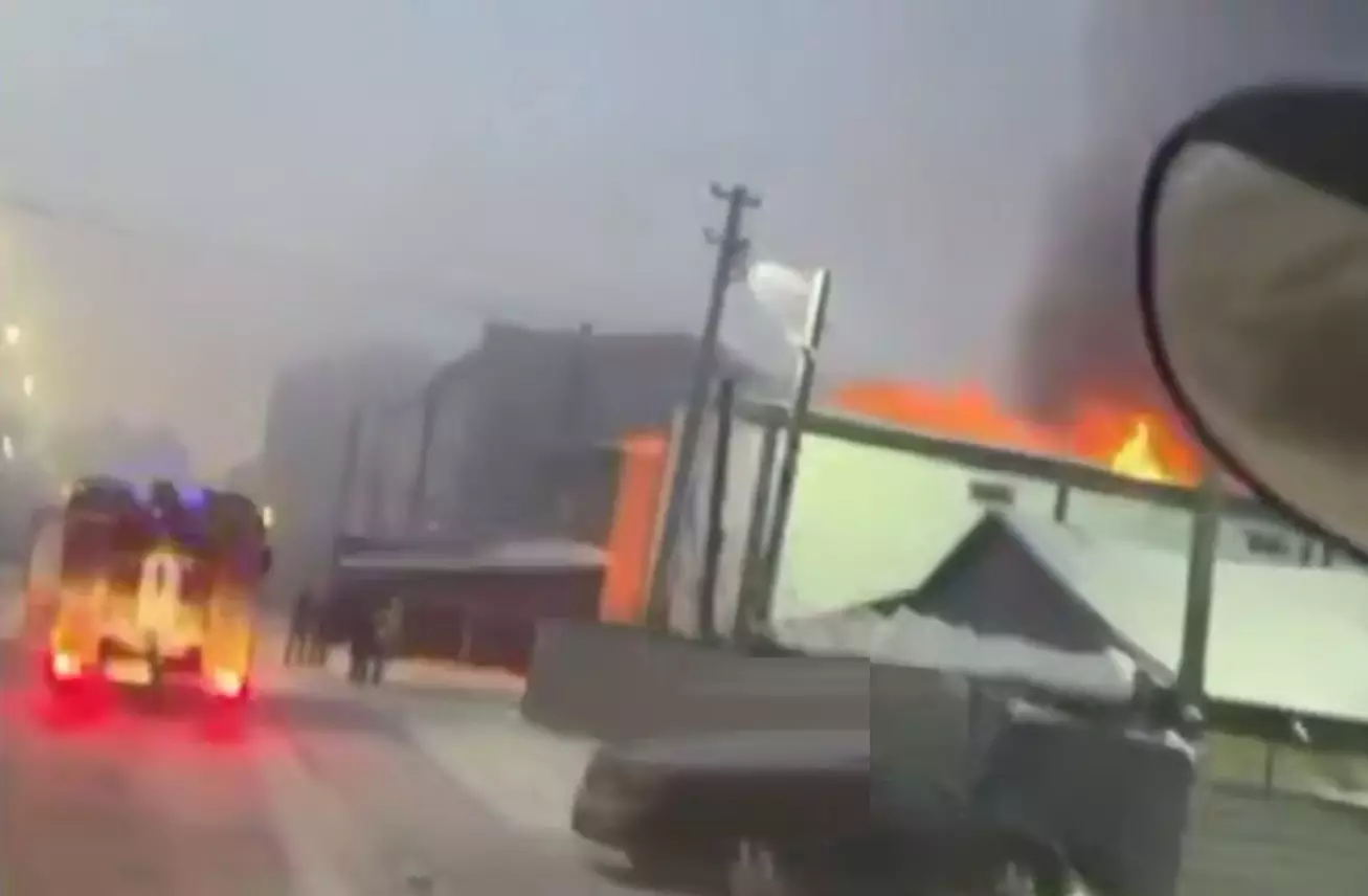 Пожар охватил двухэтажный коттедж и мебельный цех в Астане