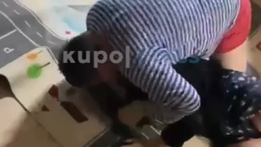 "Мені қатты қылқындырып, өлтіремін деп қорқытты". Желіде қоғам белсендісінің әйелін соққыға жыққан видеосы шықты