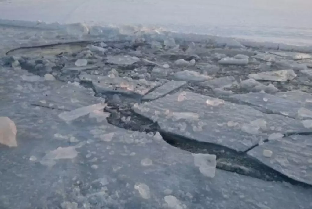 Микроавтобус с группой рыбаков провалился под лед в Экибастузе