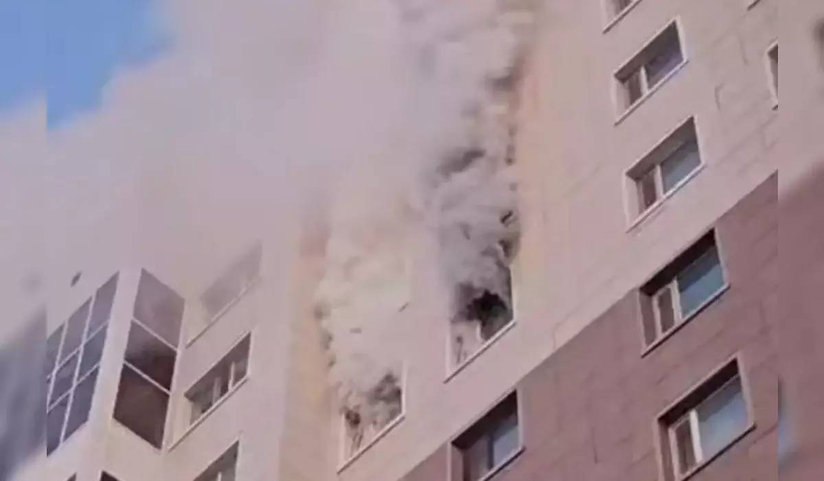 Трех детей спасли при пожаре в многоэтажке в Астане (ВИДЕО)