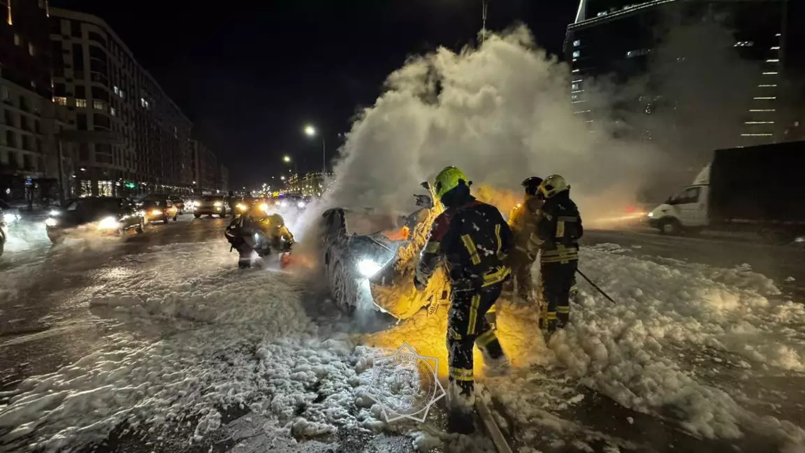 Астанада жеңіл көлік түгі қалмай жанып кеткен