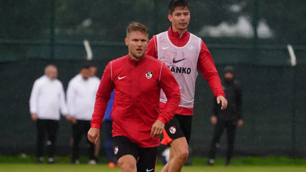 Бывший игрок “Милана“ перейдет в казахстанский клуб