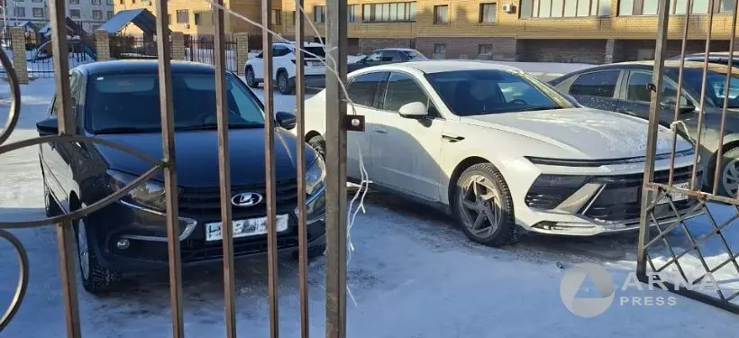 На повреждение новгодних украшений во дворе пожаловались жильцы одного из ЖК Семея