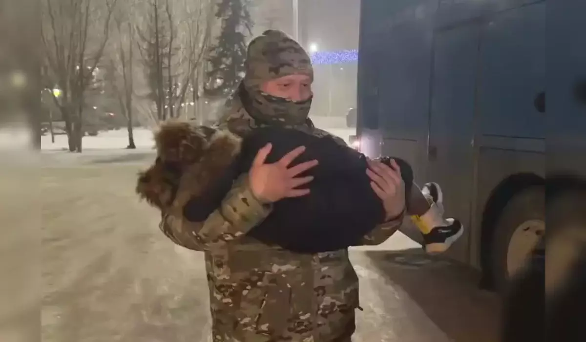 81 иностранных пассажиров автобуса спасли в лютый мороз в Кокшетау (ВИДЕО)