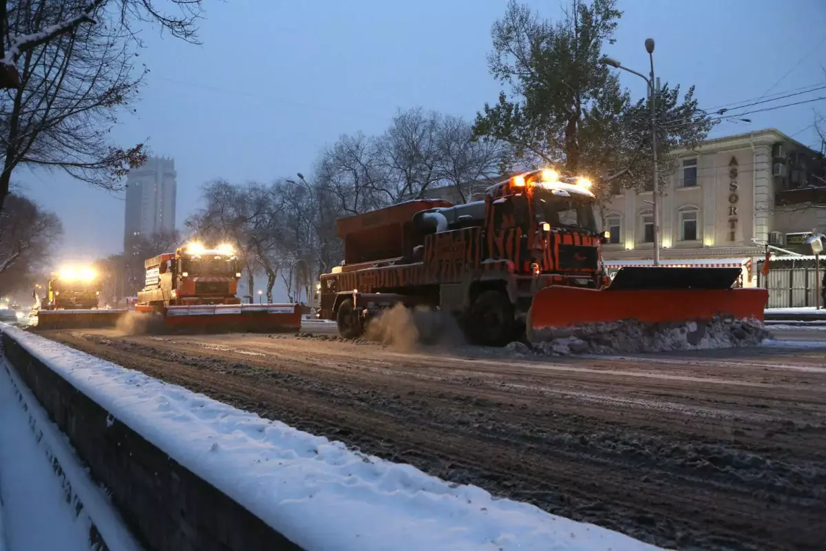 Выпало более 15 см снега: коммунальные службы Алматы работают круглосуточно