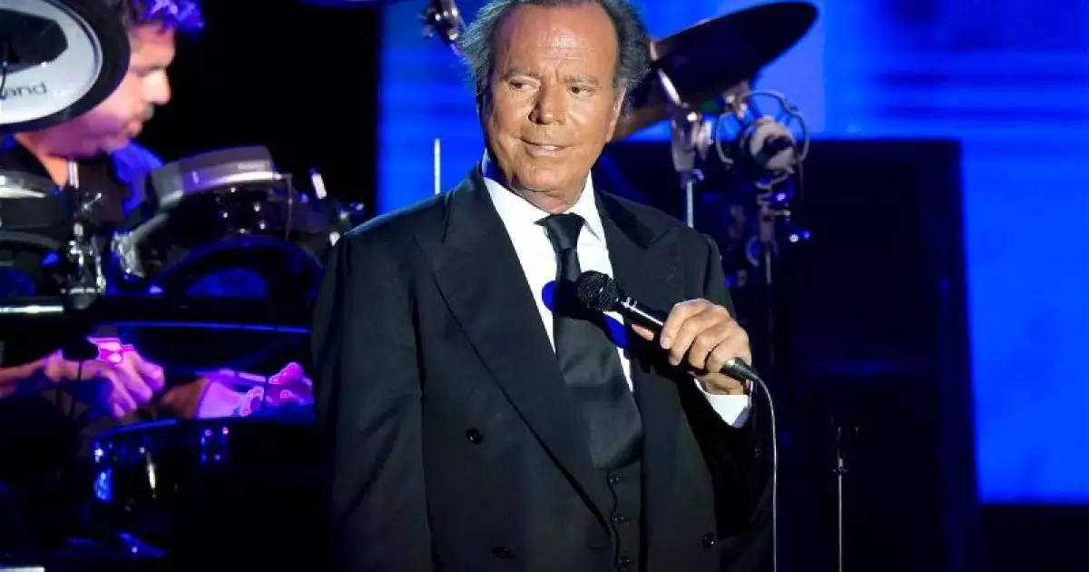  Хулио Иглесиас отверг обвинения в сексуальных домогательствах 