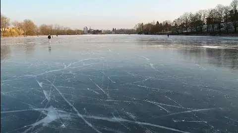 Екібастұзда төрт балықшы отырған шағын автобус мұз астына түсіп кетті