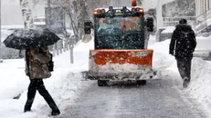 Алматыда 15 см-ден астам қар жауғаннан кейін коммуналдық қызмет тәулік бойы жұмыс істеп жатыр