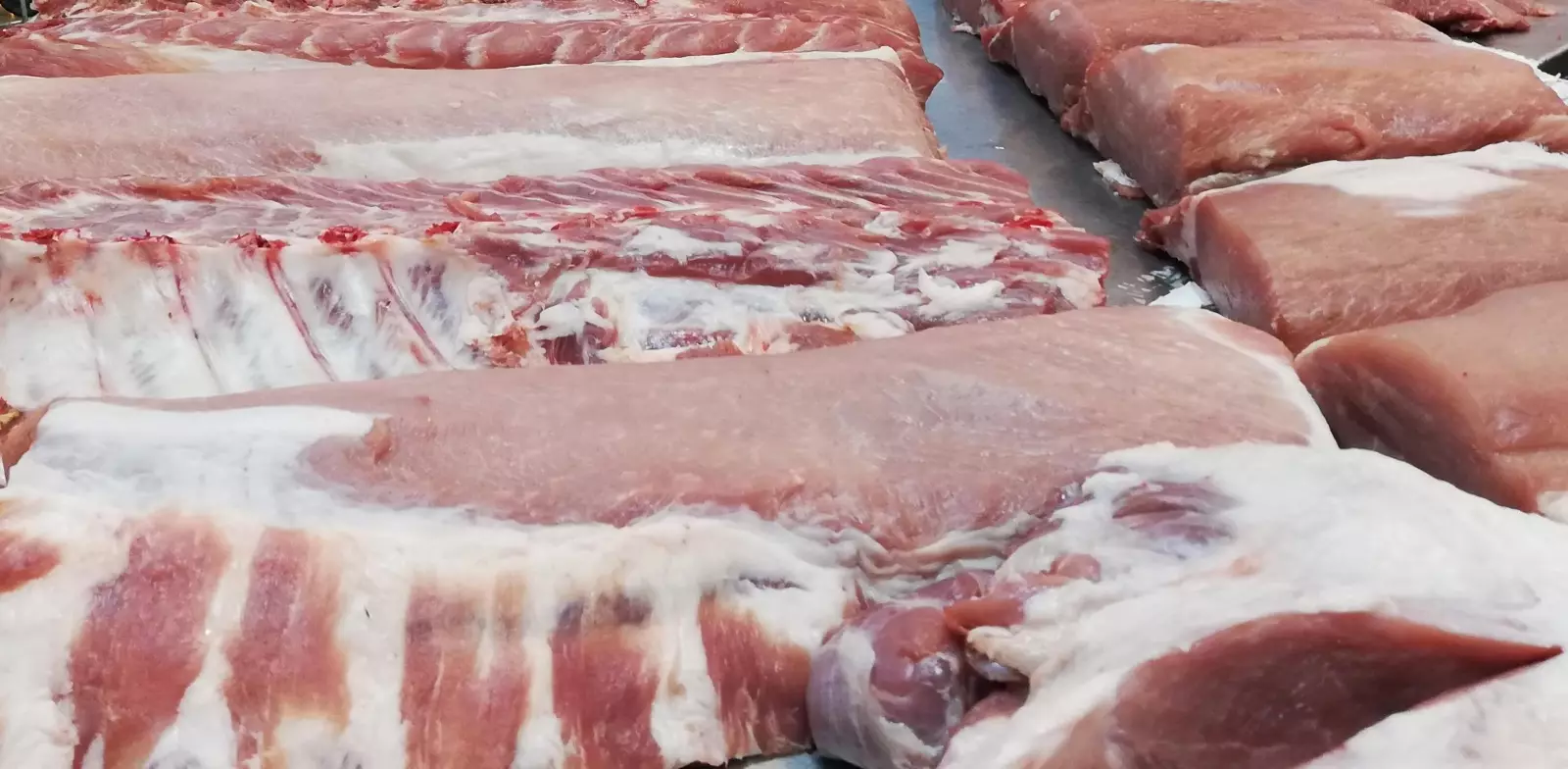 Почти 9 тонн опасного мяса попытались незаконно вывезти из Омской области в Казахстан.