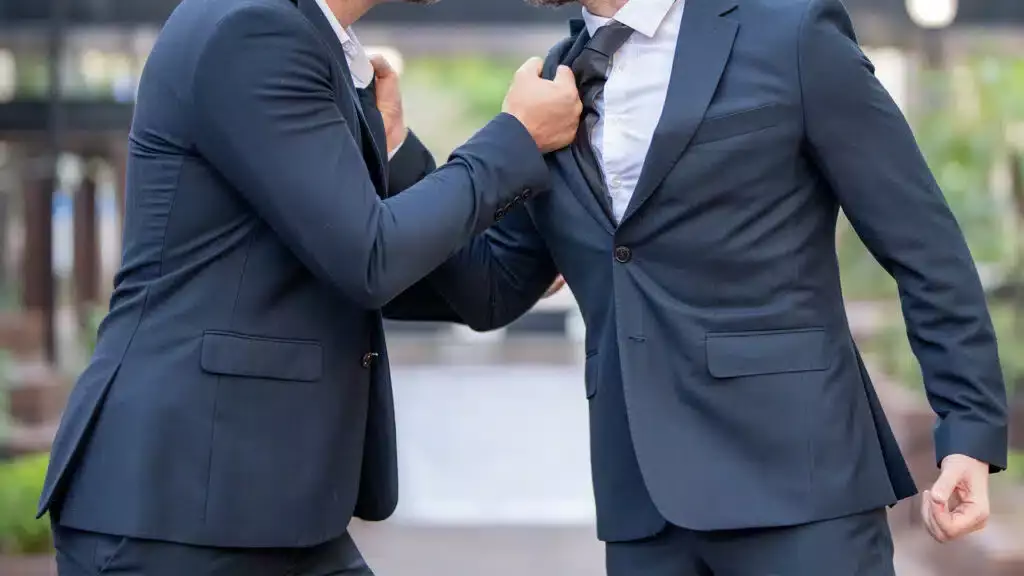 "Қарттар үйіне тиесілі жер кәсіпкерлерге беріле салған". Қонаевта жер дауына қатысты сұмдық дерек шықты