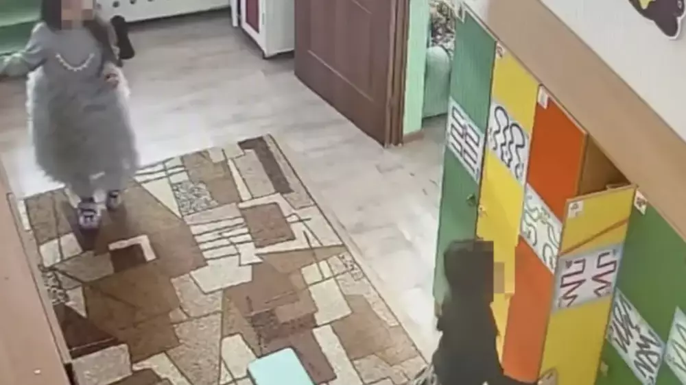 Жылап, үйге апарар жолды іздеген: Сәтбаевта екі қыз балабақшадан шығып кеткен