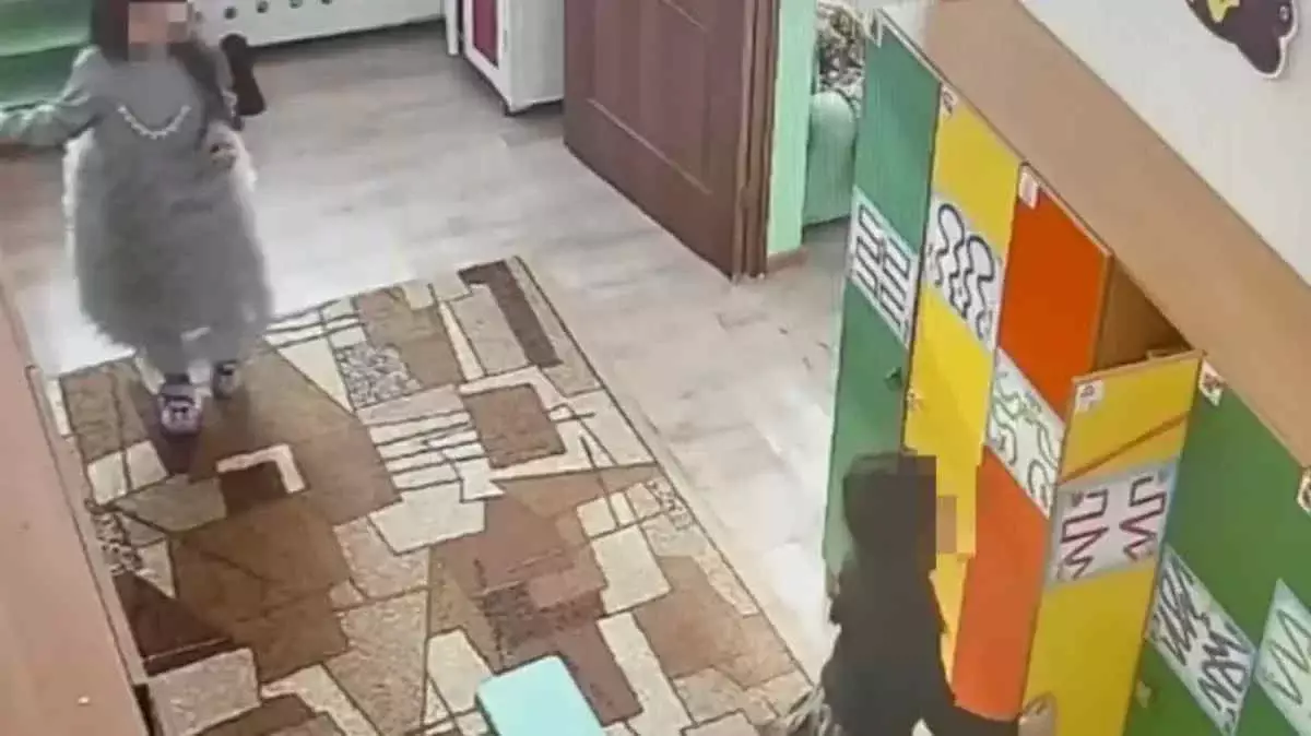 Ұлытауда аязда 2 кішкентай қыз балабақшадан сыртқа шығып кеткен (ВИДЕО)