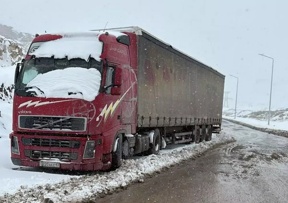 Двое суток замерзал на трассе: водителя спасли полицейские в Мангистау - новости на Lada.kz 17.01.2026