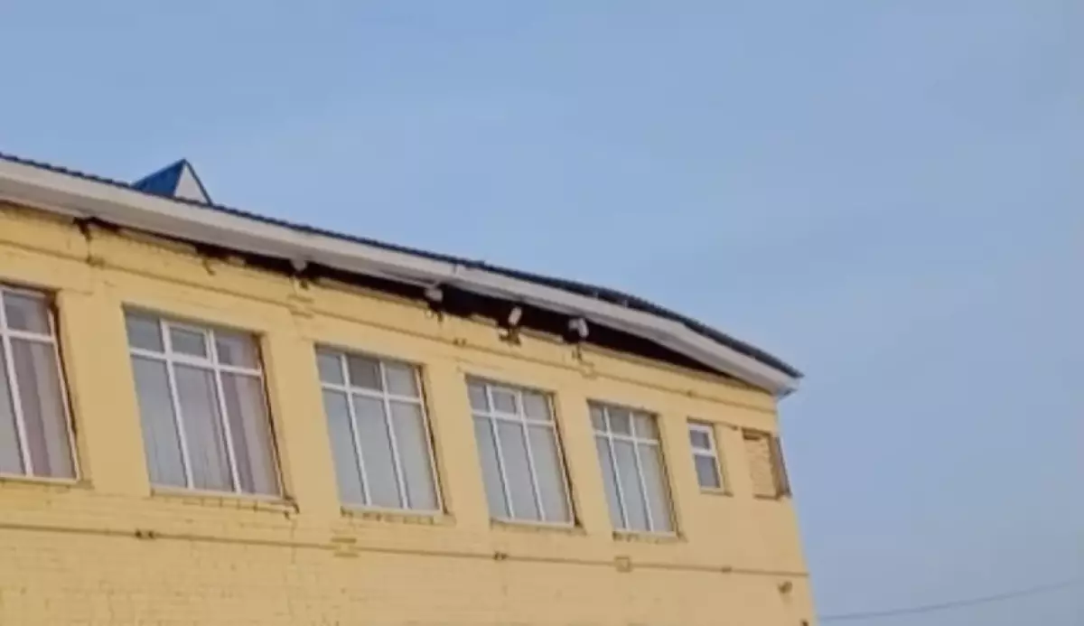 Ақтөбеде қатты жел кезінде мектептің шатыры ұшып кетті (ВИДЕО)