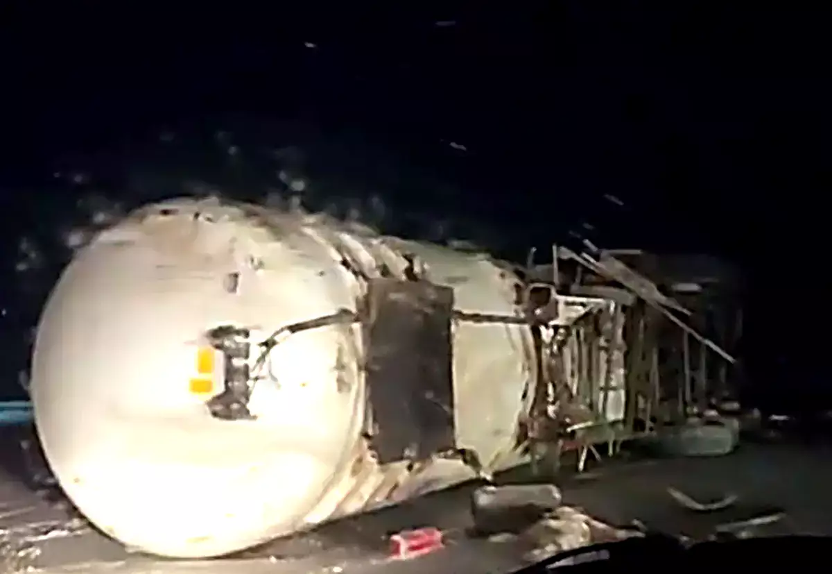 Газовоз перевернулся близ Актау - последствия для водителя - новости на Lada.kz 17.01.2026