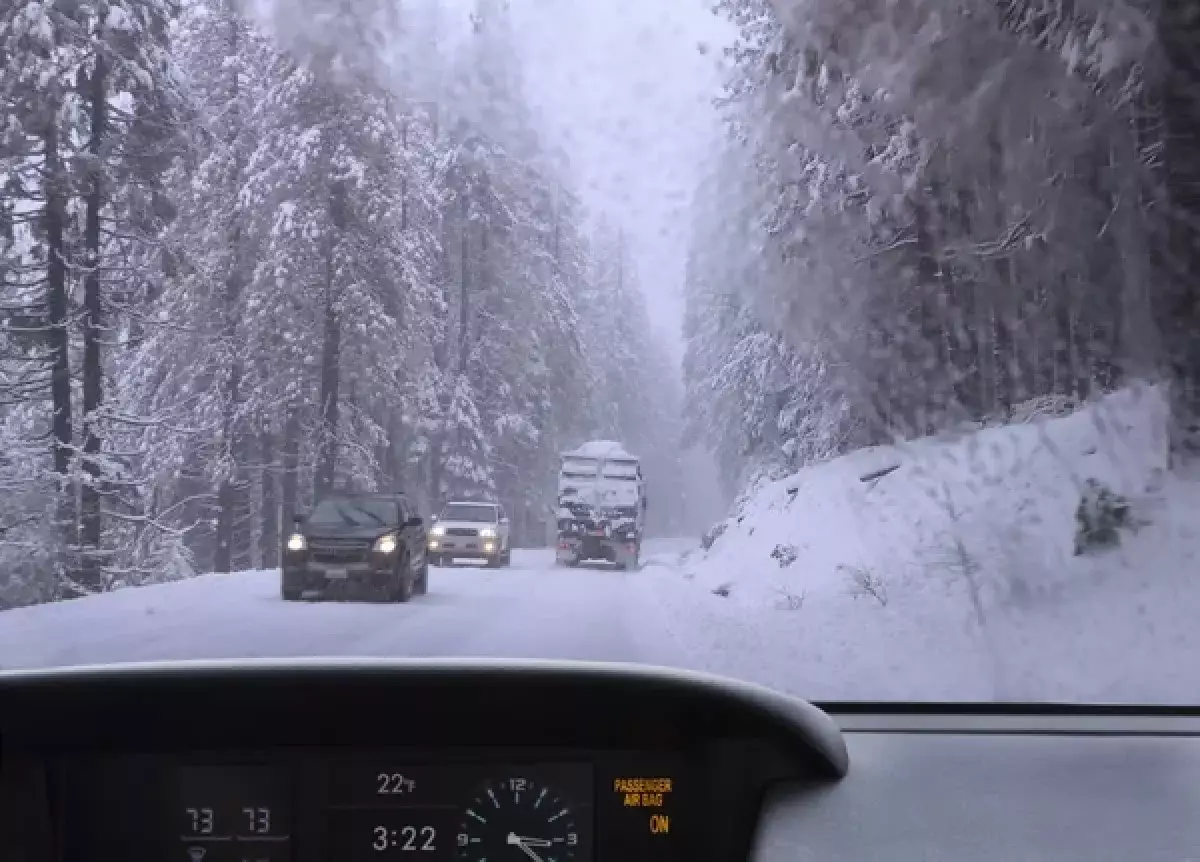 Снежные заносы на трассах: два человека спасены под Атырау