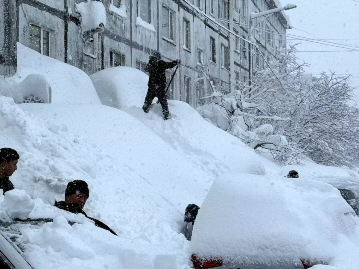 Аномальные снегопады на Камчатке привели к «челленджу» с массовыми прыжками из окон