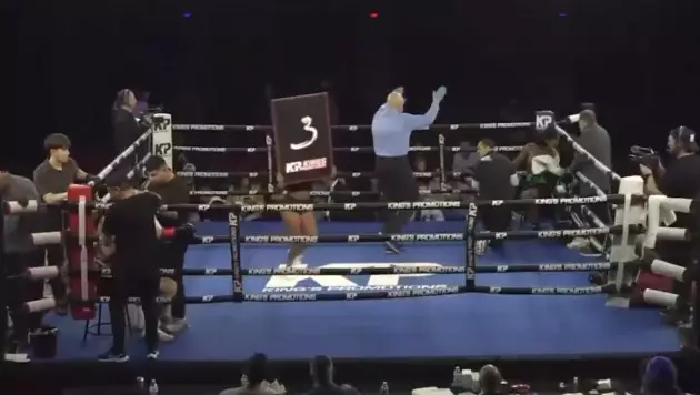 Досрочной развязкой обернулся бой на вечере бокса в США
