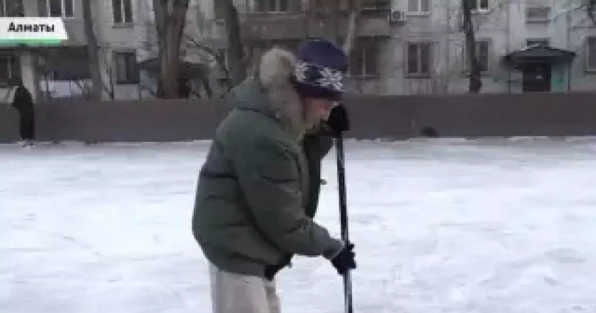  Алматылық зейнеткер 40 жыл бойы мұз айдынын өз қолымен жасап жүр 