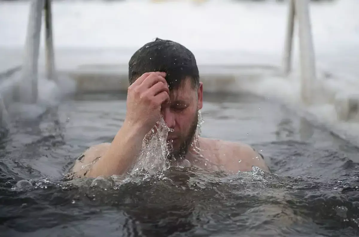 Купание в ледяной воде на Крещение: почему в проруби нельзя находиться дольше минуты - новости на Lada.kz 18.01.2026