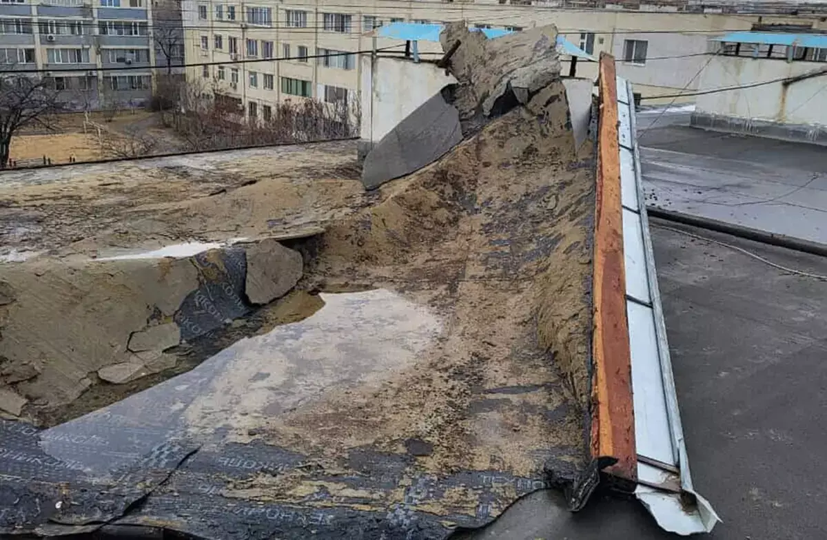 Сносит крышу: как жители Актау остались один на один с протекающей кровлей - новости на Lada.kz 18.01.2026