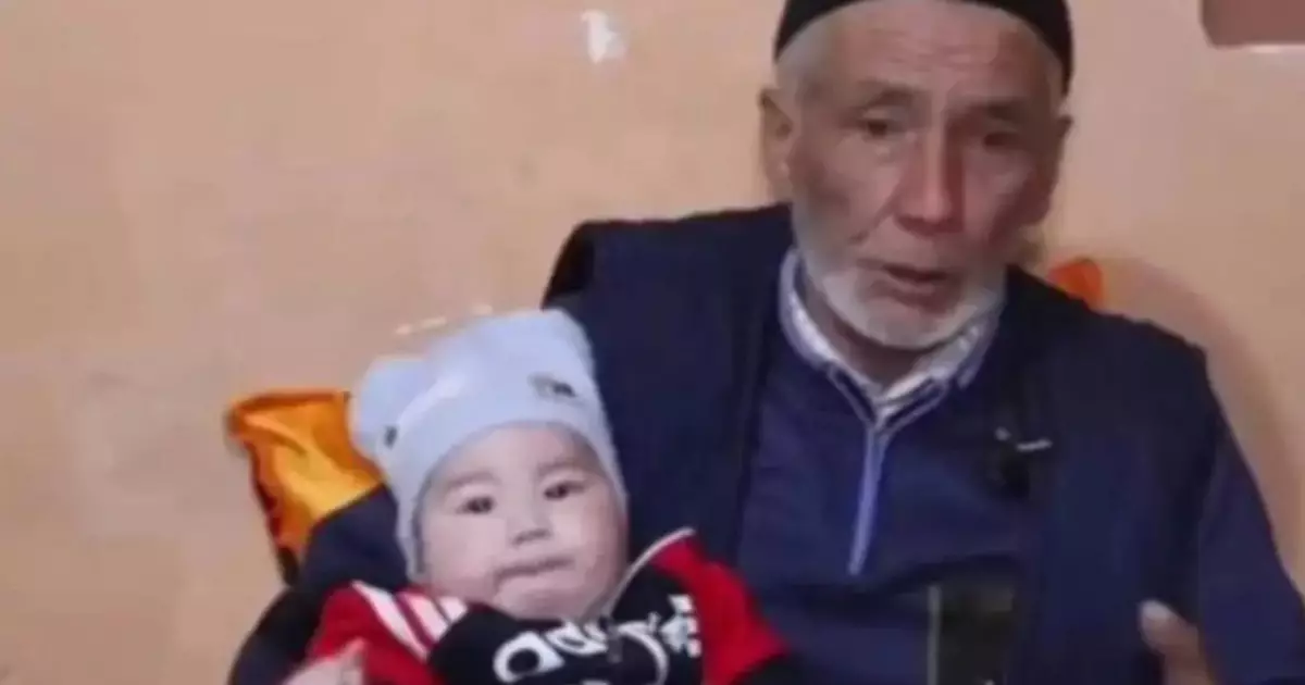  Осы сәтті 45 жыл күтті: 70 жастағы қария 7 қыздан кейін ұлды болды (ФОТО) 