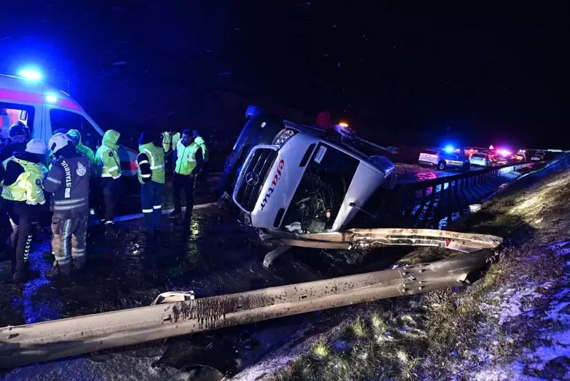 Микроавтобус перевернулся в Стамбуле из-за снегопада: более 10 человек пострадали