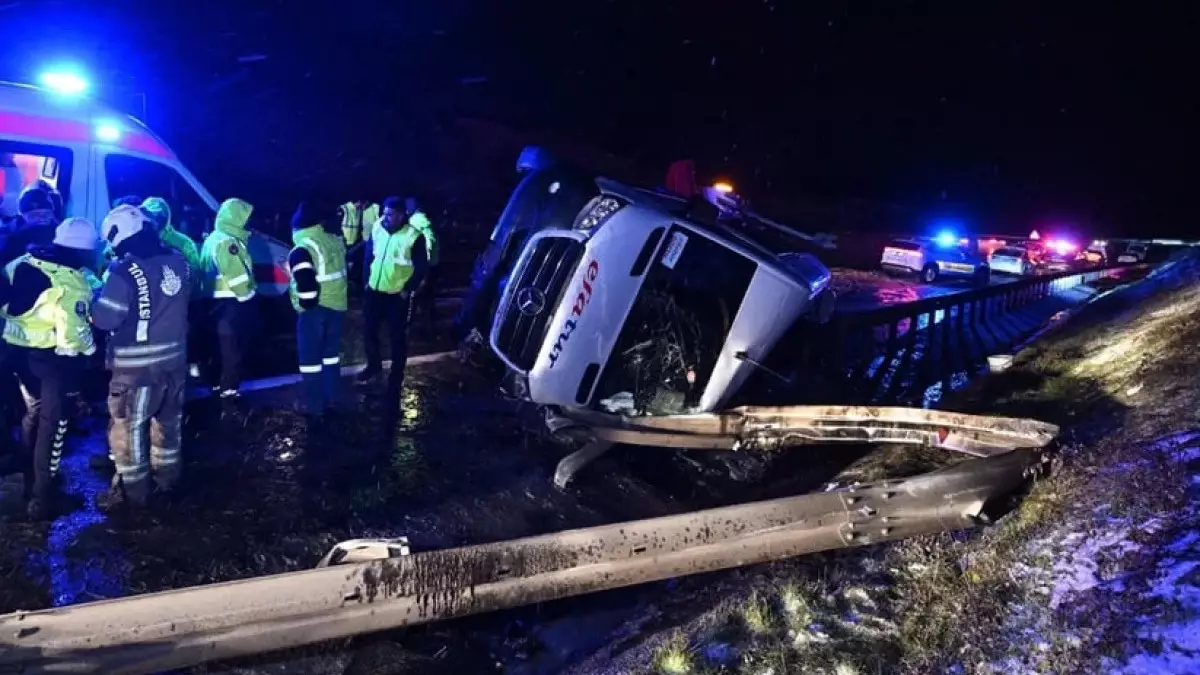 Ыстанбұлда микроавтобус аударылып, 11 адам зардап шекті