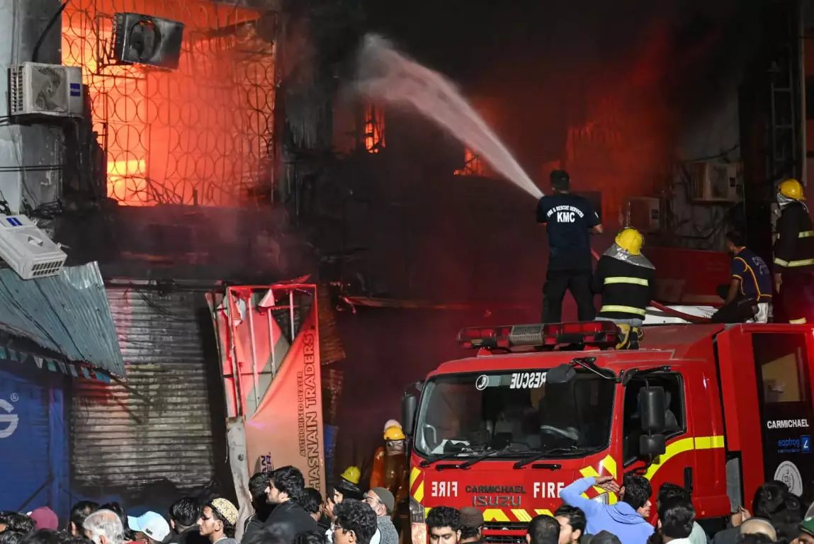 В Пакистане при пожаре в торговом центре погибли шесть человек