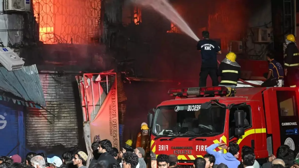 Пәкістанда сауда орталығындағы өрттен алты адам қаза тапты