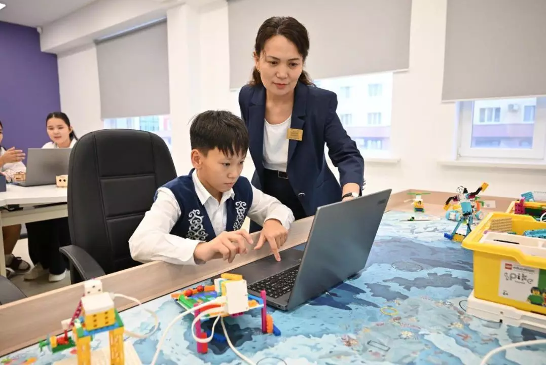 ИИ вместо дежурного: в школах Астаны безопасность учеников контролируют "умные" камеры