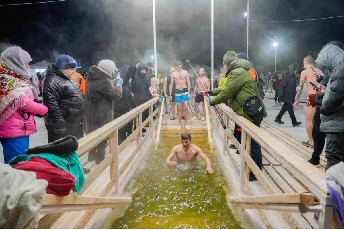 Крещенская ночь в Астане: сотни горожан вышли к купелям